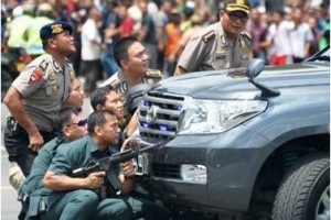 Sejumlah aparat kepolisian berjaga-jaga diseputar jalann Thambrin. kawasan Sarinah.